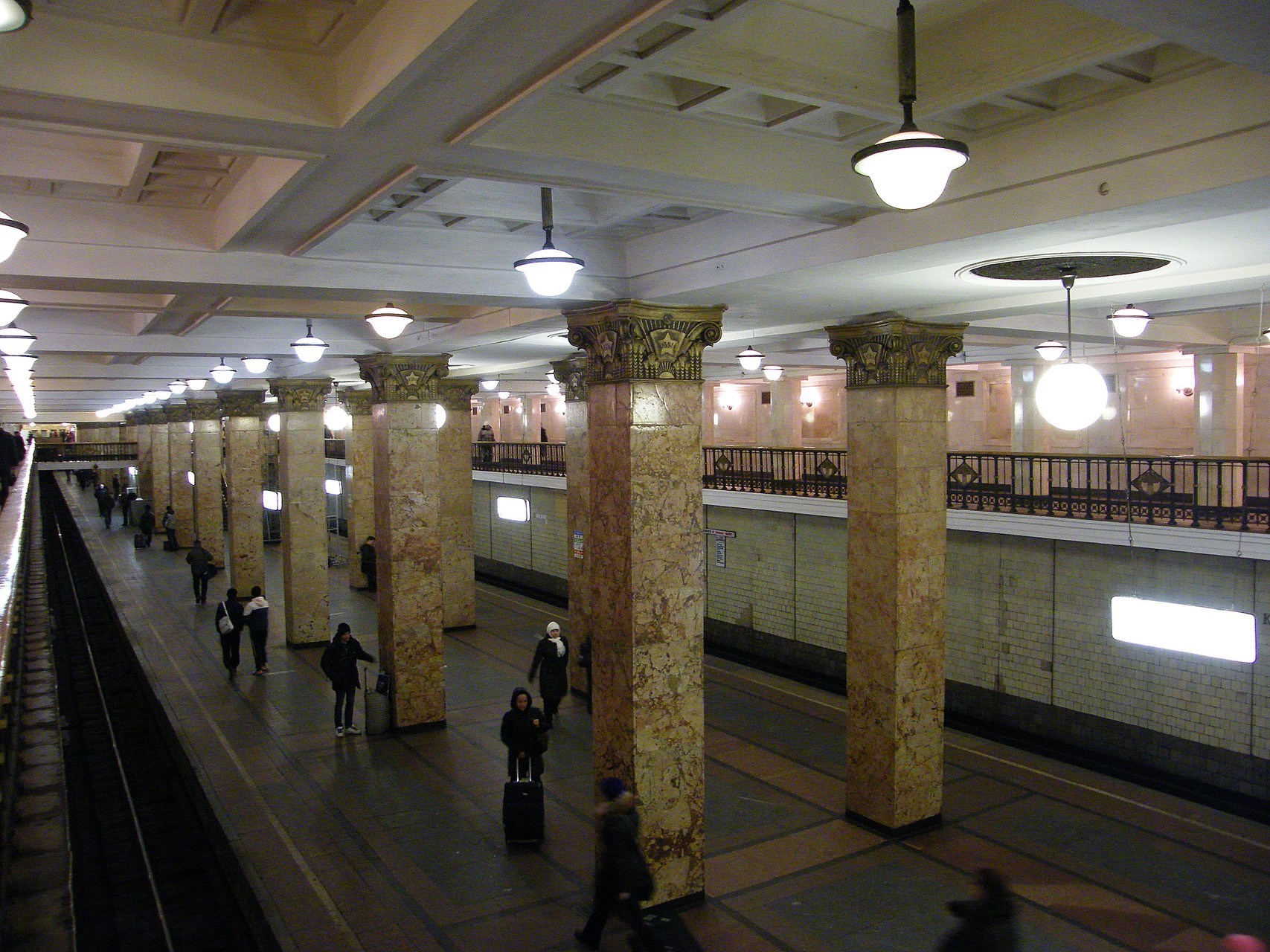 вход в метро комсомольская