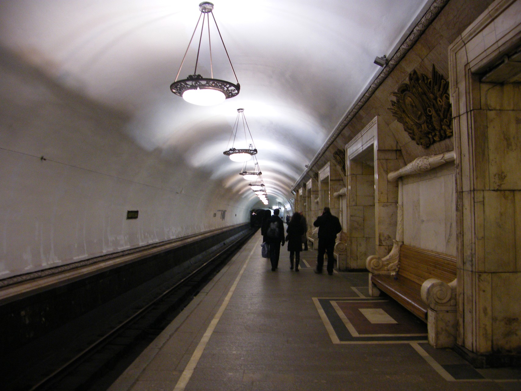 вход в метро третьяковская