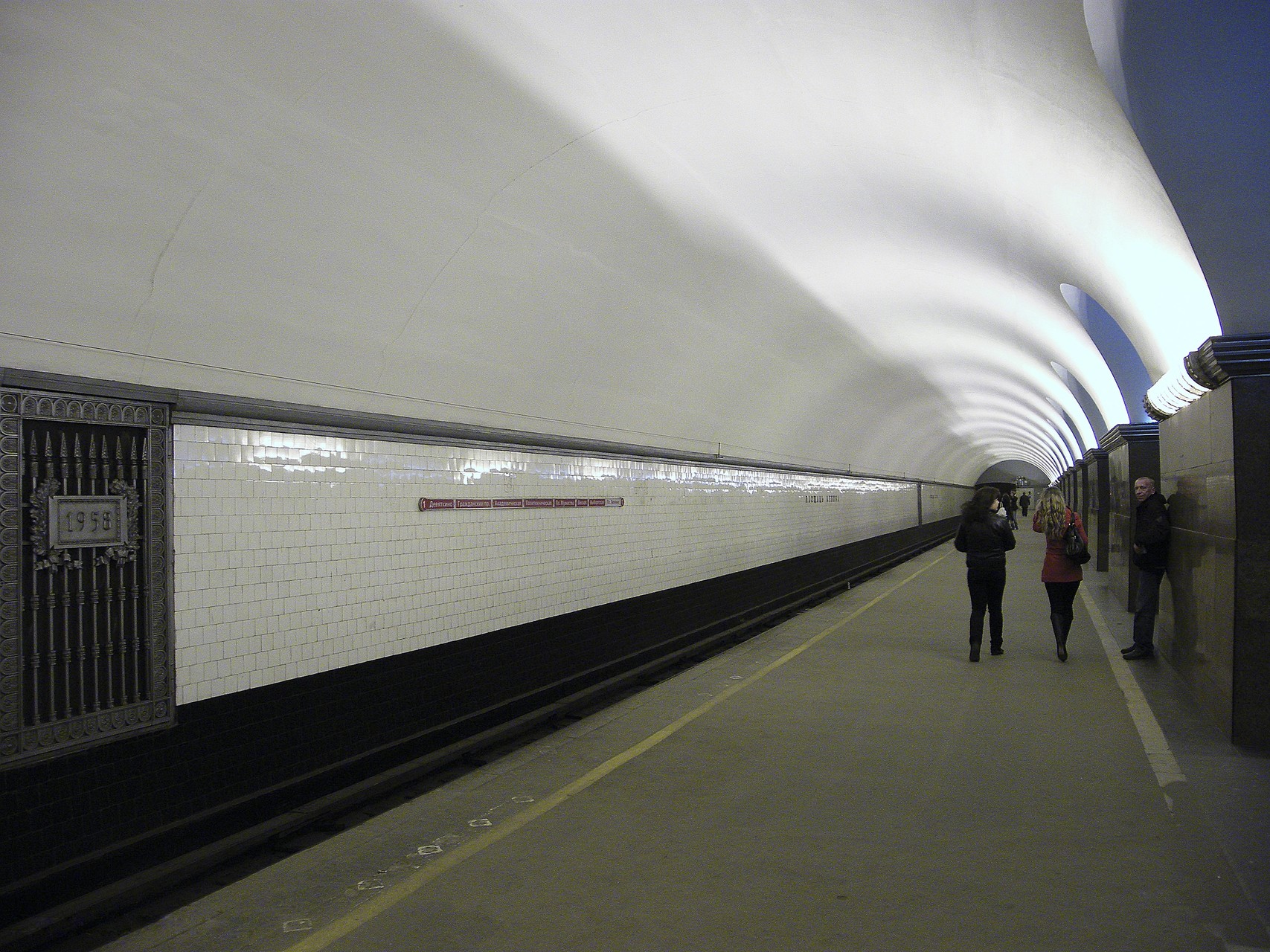 метро ленина выход