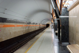 Станция Горный институт, боковой неф